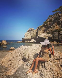 Zuhal Topal feet photo thumbnail