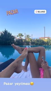 Zuhal Topal feet photo thumbnail