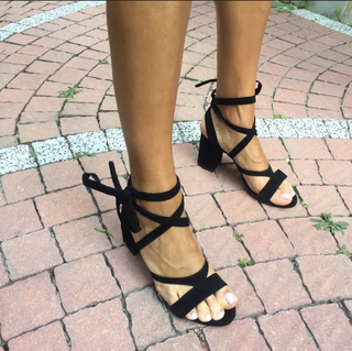 Zuhal Topal feet photo thumbnail