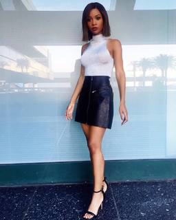 Zuri Hall feet photo 14