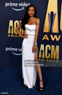 Zuri Hall feet photo 18
