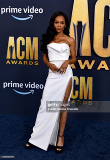 Zuri Hall feet photo 17