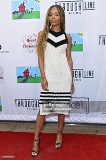 Zuri Hall feet photo 10