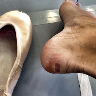 Çagla Sikel feet photo thumbnail