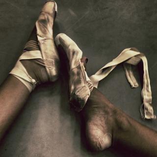 Çagla Sikel feet photo thumbnail