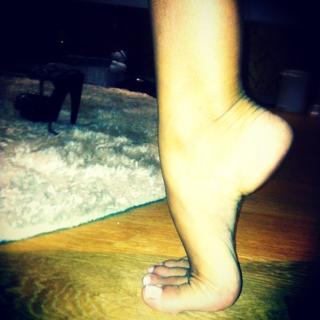 Çagla Sikel feet photo thumbnail