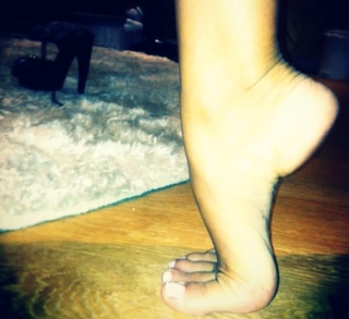 Çagla Sikel feet photo thumbnail