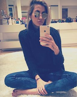Çagla Sikel feet photo thumbnail