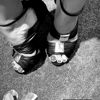 Çagla Sikel feet photo thumbnail