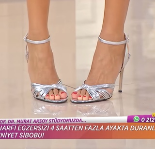 Çagla Sikel feet photo thumbnail