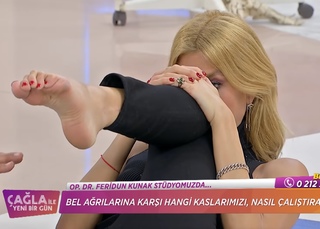 Çagla Sikel feet photo thumbnail