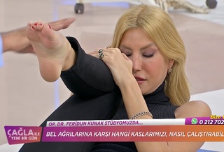 Çagla Sikel feet photo thumbnail