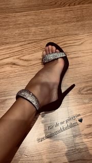 Çagla Sikel feet photo thumbnail
