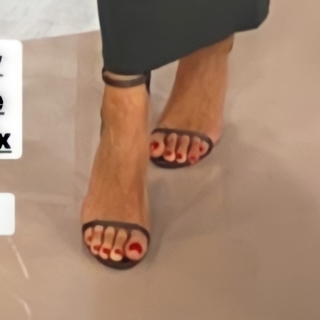 Çagla Sikel feet photo thumbnail