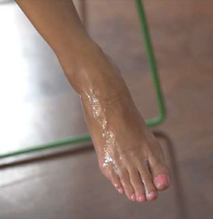 Çagla Sikel feet photo 1