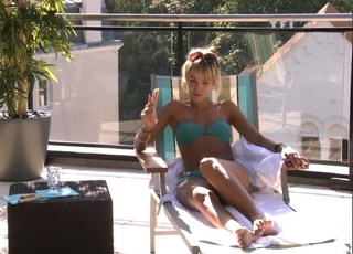 Élodie Fontan feet photo thumbnail