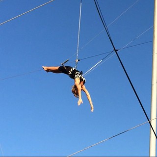 Élodie Fontan feet photo thumbnail