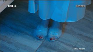 Özge Gürel feet photo thumbnail