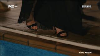 Özge Gürel feet photo thumbnail