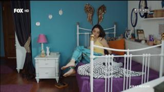 Özge Gürel feet photo thumbnail