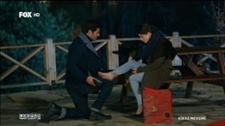 Özge Gürel feet photo thumbnail