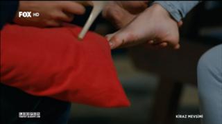 Özge Gürel feet photo thumbnail