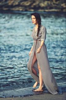 Özge Gürel feet photo thumbnail