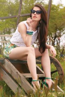 Özge Gürel feet photo thumbnail