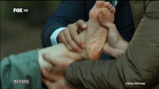 Özge Gürel feet photo thumbnail