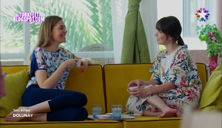 Özge Gürel feet photo thumbnail