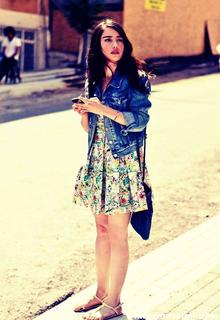 Özge Gürel feet photo thumbnail