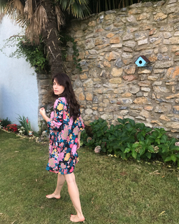 Özge Gürel feet photo thumbnail