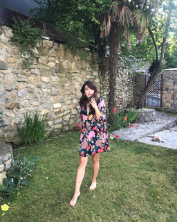 Özge Gürel feet photo thumbnail