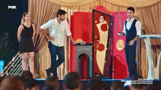 Özge Gürel feet photo thumbnail