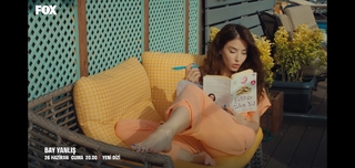 Özge Gürel feet photo thumbnail