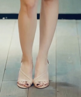 Özge Gürel feet photo thumbnail