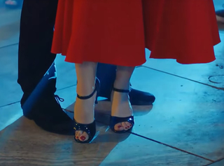 Özge Gürel feet photo thumbnail