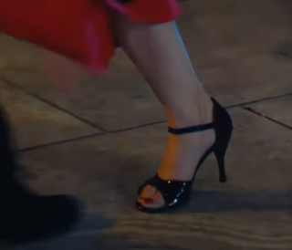 Özge Gürel feet photo thumbnail