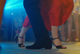 Özge Gürel feet photo thumbnail