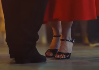 Özge Gürel feet photo thumbnail
