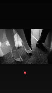 Özge Gürel feet photo thumbnail