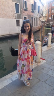 Özge Gürel feet photo thumbnail