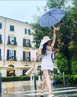 Özge Gürel feet photo thumbnail