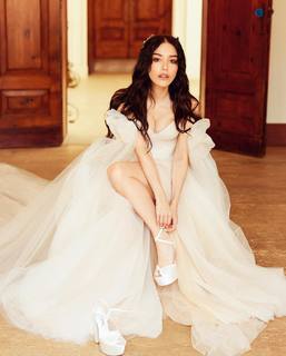 Özge Gürel feet photo thumbnail