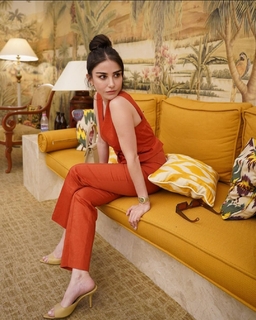 Özge Gürel feet photo thumbnail