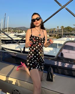 Özge Gürel feet photo thumbnail