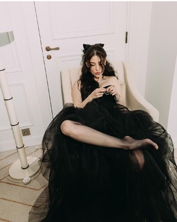 Özge Gürel feet photo thumbnail