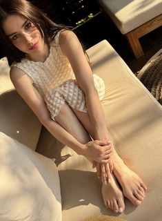 Özge Gürel feet photo thumbnail