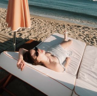 Özge Gürel feet photo 5