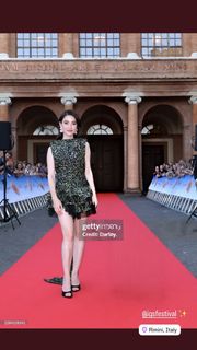 Özge Gürel feet photo 10